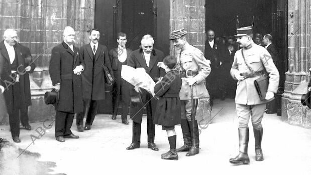 El presidente francés Paul Deschanel recibiendo de manos de un niño un ramo de flores al salir de la catedral de Burdeos
